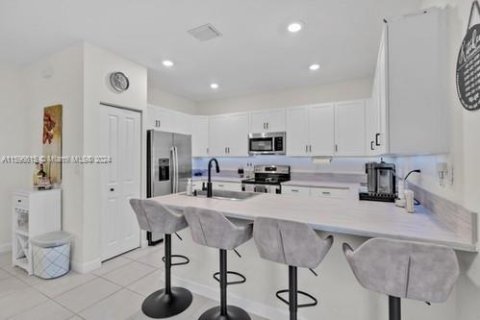 Adosado en venta en Hialeah, Florida, 3 dormitorios, 153.29 m2 № 1206645 - foto 25