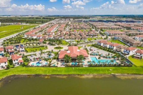 Touwnhouse à vendre à Hialeah, Floride: 3 chambres, 153.29 m2 № 1206645 - photo 4