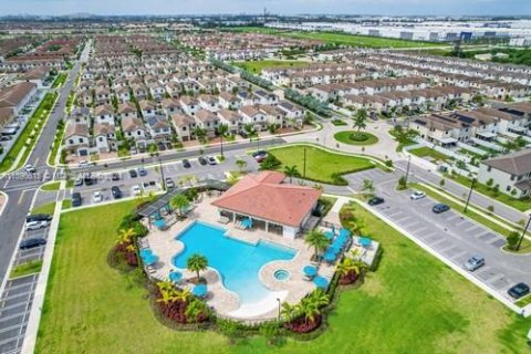 Adosado en venta en Hialeah, Florida, 3 dormitorios, 153.29 m2 № 1206645 - foto 2