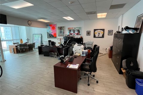 Propiedad comercial en venta en Miami, Florida № 1295039 - foto 11