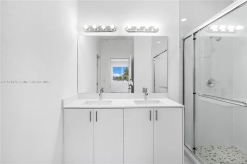 Adosado en venta en Miami, Florida, 5 dormitorios, 232.44 m2 № 1439865 - foto 28