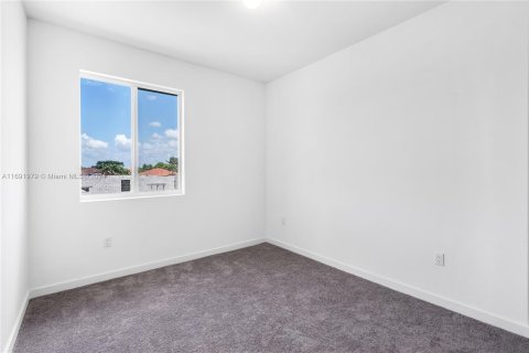 Adosado en venta en Miami, Florida, 5 dormitorios, 232.44 m2 № 1439865 - foto 19