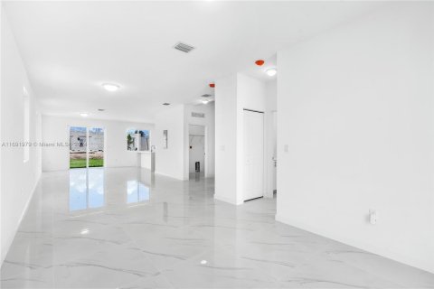 Adosado en venta en Miami, Florida, 5 dormitorios, 232.44 m2 № 1439865 - foto 10