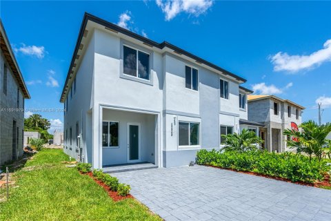 Adosado en venta en Miami, Florida, 5 dormitorios, 232.44 m2 № 1439865 - foto 3