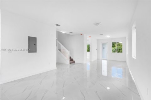 Adosado en venta en Miami, Florida, 5 dormitorios, 232.44 m2 № 1439865 - foto 4