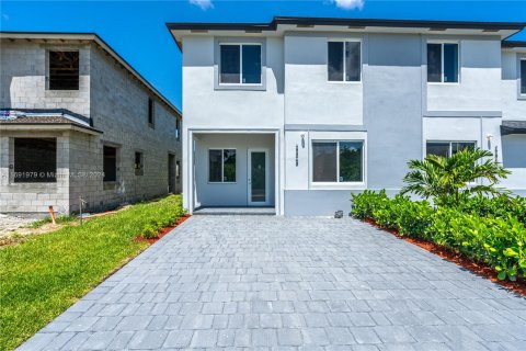 Adosado en venta en Miami, Florida, 5 dormitorios, 232.44 m2 № 1439865 - foto 2