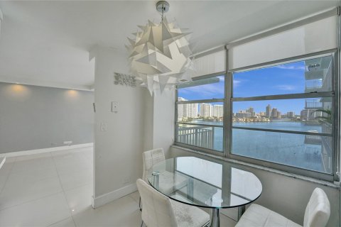 Condo in Sunny Isles Beach, Florida, 2 bedrooms  № 1216150 - photo 11