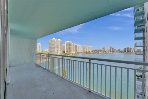 Condo in Sunny Isles Beach, Florida, 2 bedrooms  № 1216150 - photo 1