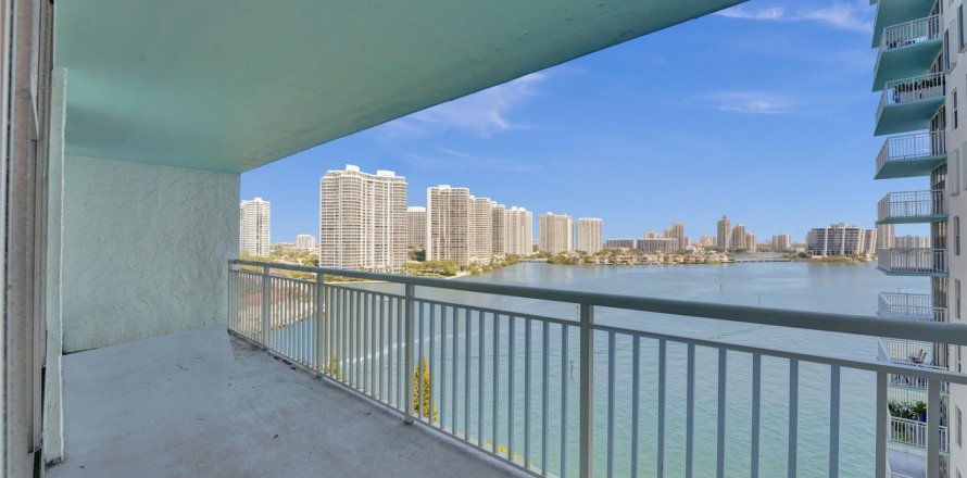 Condo in Sunny Isles Beach, Florida, 2 bedrooms  № 1216150