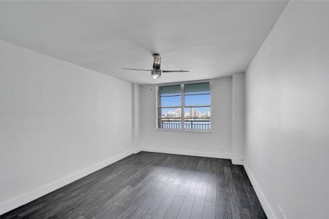 Condo in Sunny Isles Beach, Florida, 2 bedrooms  № 1216150 - photo 10