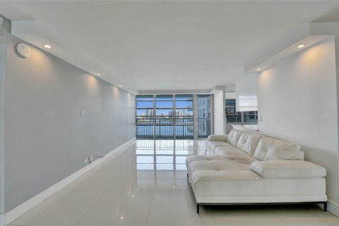 Condo in Sunny Isles Beach, Florida, 2 bedrooms  № 1216150 - photo 16