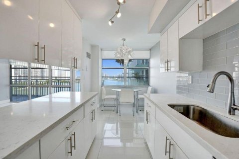 Condo in Sunny Isles Beach, Florida, 2 bedrooms  № 1216150 - photo 13