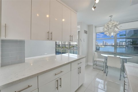 Condo in Sunny Isles Beach, Florida, 2 bedrooms  № 1216150 - photo 12