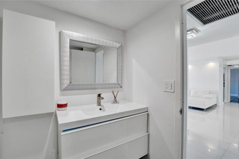 Condo in Sunny Isles Beach, Florida, 2 bedrooms  № 1216150 - photo 9