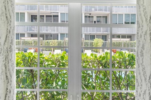 Condo in Miami Beach, Florida, 1 bedroom  № 1209392 - photo 26