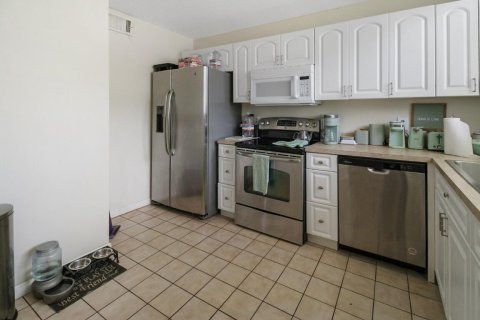 Townhouse in Lake Worth, Florida 2 bedrooms, 139.54 sq.m. № 1216149 - photo 19