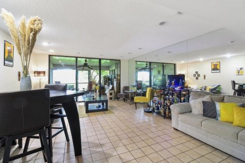 Townhouse in Lake Worth, Florida 2 bedrooms, 139.54 sq.m. № 1216149 - photo 16