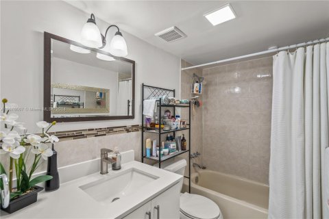 Condo in North Miami, Florida, 2 bedrooms  № 1408937 - photo 23