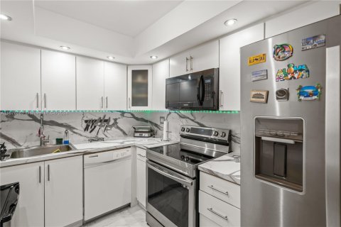 Condo in North Miami, Florida, 2 bedrooms  № 1408937 - photo 7