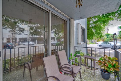 Condo in North Miami, Florida, 2 bedrooms  № 1408937 - photo 10