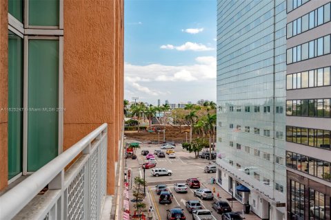 Condo in Miami, Florida, 1 bedroom  № 1281612 - photo 2