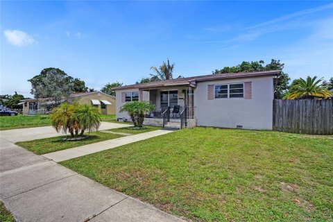 House in North Miami Beach, Florida 3 bedrooms, 116.31 sq.m. № 1281614 - photo 2