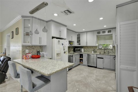 House in North Miami Beach, Florida 3 bedrooms, 116.31 sq.m. № 1281614 - photo 6