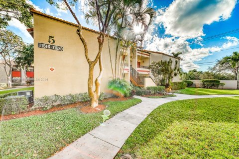 Condo in Pembroke Pines, Florida, 2 bedrooms  № 1281653 - photo 2