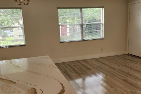 Copropriété à vendre à Pembroke Pines, Floride: 2 chambres, 108.32 m2 № 1281613 - photo 3