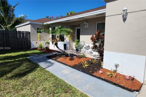 Casa en venta en Cutler Bay, Florida, 4 dormitorios, 131.27 m2 № 1135581 - foto 2