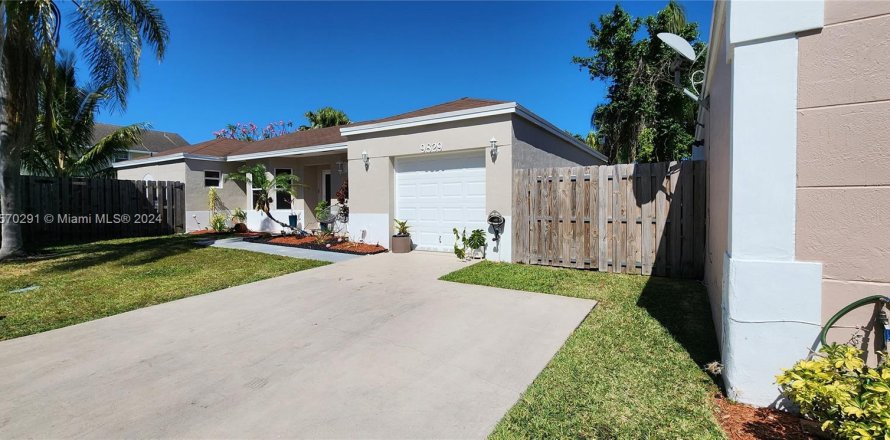 Casa en Cutler Bay, Florida 4 dormitorios, 131.27 m2 № 1135581