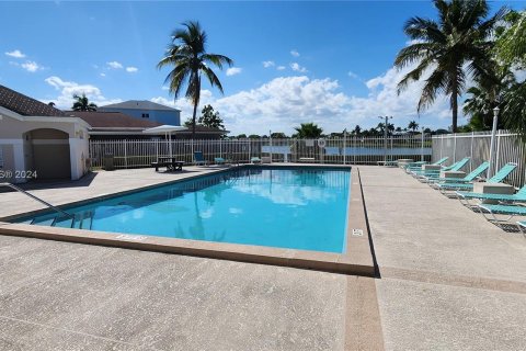 Casa en venta en Cutler Bay, Florida, 4 dormitorios, 131.27 m2 № 1135581 - foto 30