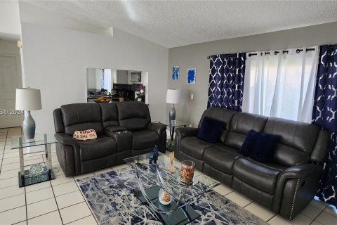 Casa en venta en Cutler Bay, Florida, 4 dormitorios, 131.27 m2 № 1135581 - foto 7