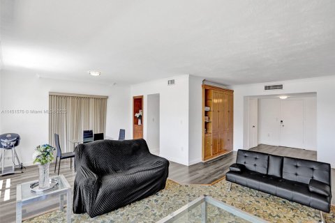Condominio en venta en Bay Harbor Islands, Florida, 1 dormitorio, 118.45 m2 № 874011 - foto 15