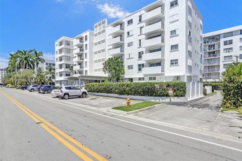 Condominio en venta en Bay Harbor Islands, Florida, 1 dormitorio, 118.45 m2 № 874011 - foto 1