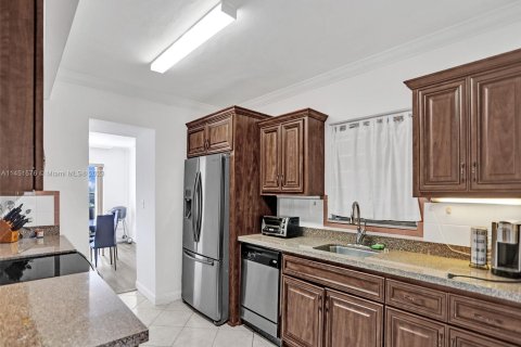 Condominio en venta en Bay Harbor Islands, Florida, 1 dormitorio, 118.45 m2 № 874011 - foto 16