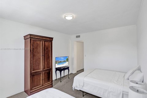 Condominio en venta en Bay Harbor Islands, Florida, 1 dormitorio, 118.45 m2 № 874011 - foto 27