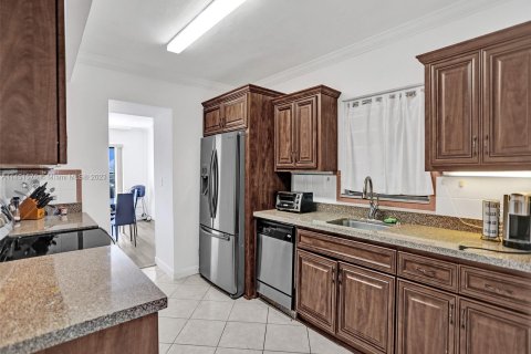 Condominio en venta en Bay Harbor Islands, Florida, 1 dormitorio, 118.45 m2 № 874011 - foto 19