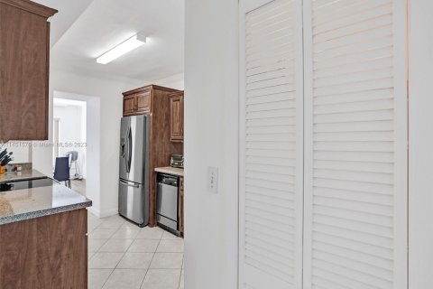 Condominio en venta en Bay Harbor Islands, Florida, 1 dormitorio, 118.45 m2 № 874011 - foto 20