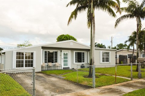 Casa en venta en Miami Gardens, Florida, 4 dormitorios, 163.69 m2 № 1384274 - foto 3