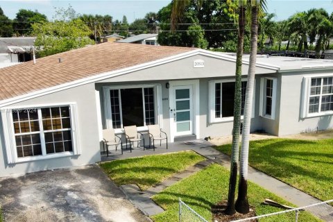 House in Miami Gardens, Florida 4 bedrooms, 163.69 sq.m. № 1384274 - photo 1