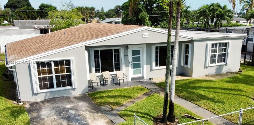 Villa ou maison à Miami Gardens, Floride 4 chambres, 163.69 m2 № 1384274