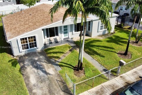 Villa ou maison à vendre à Miami Gardens, Floride: 4 chambres, 163.69 m2 № 1384274 - photo 6