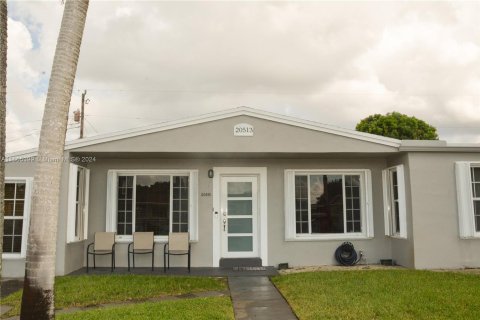 Casa en venta en Miami Gardens, Florida, 4 dormitorios, 163.69 m2 № 1384274 - foto 2