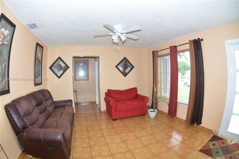 Casa en venta en Miami Gardens, Florida, 4 dormitorios, 163.69 m2 № 1384274 - foto 13