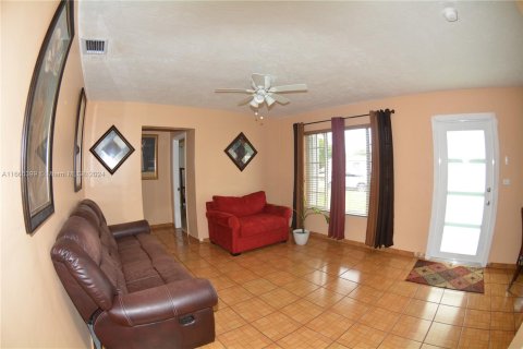 Villa ou maison à vendre à Miami Gardens, Floride: 4 chambres, 163.69 m2 № 1384274 - photo 11