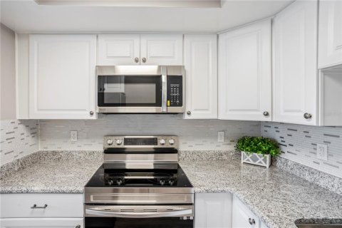 Condo in Saint Petersburg, Florida, 1 bedroom  № 1336871 - photo 17