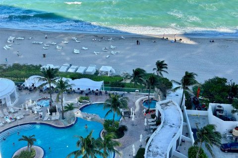 Hotel en venta en Sunny Isles Beach, Florida, 51.19 m2 № 925071 - foto 4