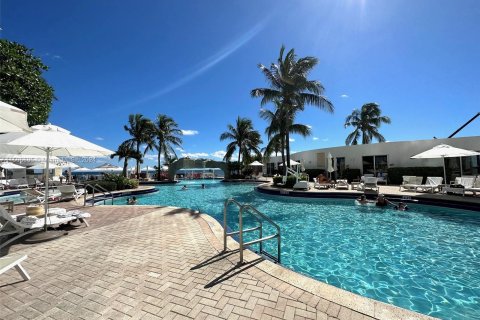 Hotel en venta en Sunny Isles Beach, Florida, 51.19 m2 № 925071 - foto 8