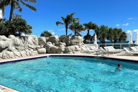 Hotel en venta en Sunny Isles Beach, Florida, 51.19 m2 № 925071 - foto 10